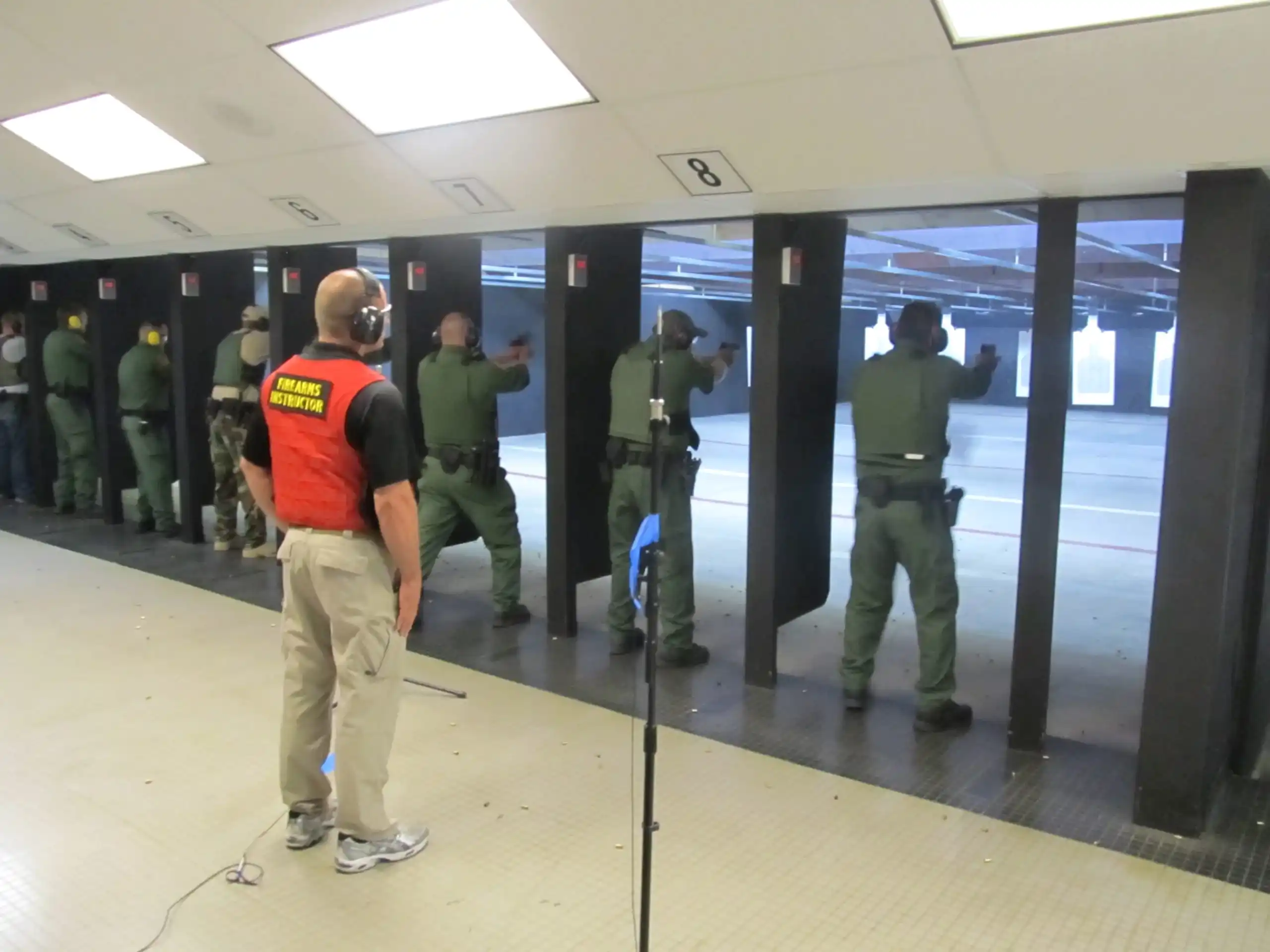 Atış Poligonu Ses İzolasyonu 7 Federal law enforcement officers during firearms training exercises at indoor firing range scaled